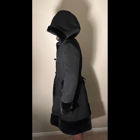 Oversized Hooded, Fur Trimmed, ¾ length Gothic Lolita Corset Coat - Picture 4 of 7